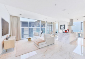 Luxury 2 BR Beachfront Apt with maids room in the heart of Bluewaters Island